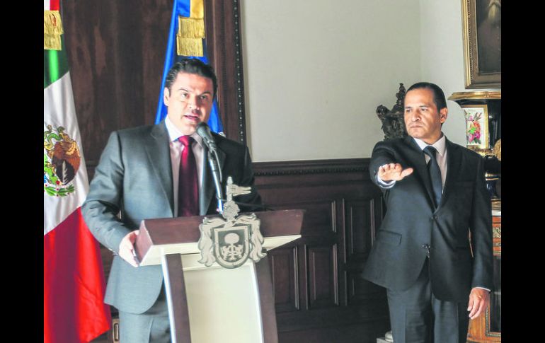 A TRABAJAR. El gobernador del Estado, Aristóteles Sandoval, tomó protesta al nuevo fiscal General de Jalisco, Eduardo Almaguer. EL INFORMADOR / F. Atilano