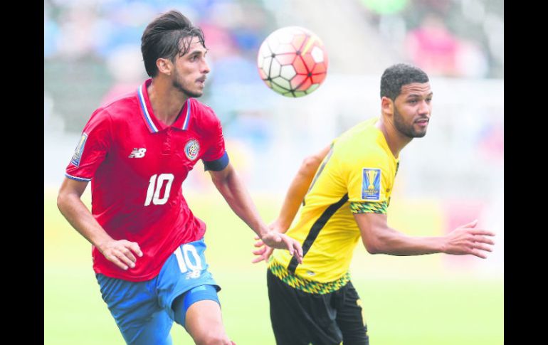 Bryan Ruiz (izq.) es el líder del equipo tico, que alcanzó los Cuartos de Final en el pasado Mundial de Brasil 2014. AFP / S. Dunn