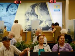 Pensionados en un banco. La edad de jubilación aumentará progresivamente hasta los 67 años en 2022. AP / G. Papanikos