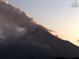 Así amanece el volcán: con la exhalación de una fumarola y material incandescente en uno de sus costados. TWITTER / @webcamsdemexico