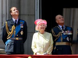 La monarca conmemora el aniversario desde un balcón del Palacio de Buckingham, acompañada de su esposo y miembros de la familia real. AP / M. Dunham