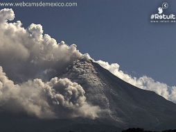 Vista reciente del Volcán de Colima, que ayer jueves inició un periodo permanente de expulsión de material incandescente. TWITTER / ‏@webcamsdemexico