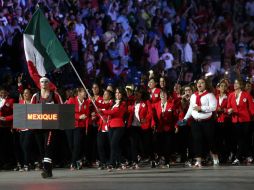 La delegación mexicana hace su entrada al Rogers Centre, con la abanderada Paola Longorio al frente. NTX / J. Arciga