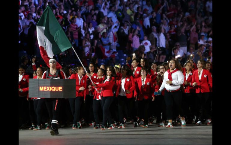 La delegación mexicana hace su entrada al Rogers Centre, con la abanderada Paola Longorio al frente. NTX / J. Arciga