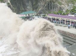 La tormenta dejó 13 heridos a su paso por Okinawa, Japón. En Taiwán se paralizó la actividad económica y comercial por el fenómeno. AFP /