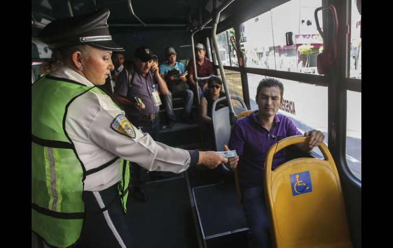 Oficiales de Movilidad repartieron información impresa a usuarios de transporte público. EL INFORMADOR / F. Atilano