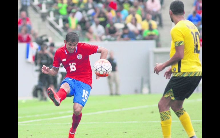 El lateral derecho de Costa Rica, Christian Gamboa, sufrió un golpe en el partido ante Jamaica y se perderá el duelo de hoy. EFE / A. ARORIZO