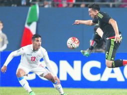 El volante del Tri, Héctor Herrera (der.), se despreocupa por los números con los que llega México al torneo de la Concacaf. AP / A. Nelles