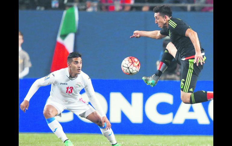 El volante del Tri, Héctor Herrera (der.), se despreocupa por los números con los que llega México al torneo de la Concacaf. AP / A. Nelles