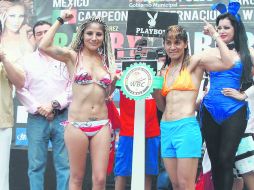 Mariana Juárez (izq) y la argentina Vanesa Taborda en la ceremonia de pesaje en “La Quebrada” de Acapulco. TWITTER / Mariana Juárez