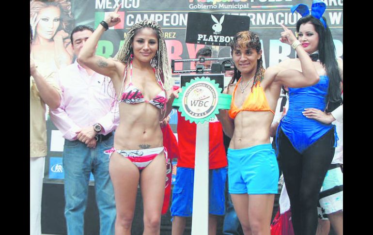 Mariana Juárez (izq) y la argentina Vanesa Taborda en la ceremonia de pesaje en “La Quebrada” de Acapulco. TWITTER / Mariana Juárez