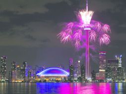 Juegos pirotécnicos iluminan el Rogers Centre durante la ceremonia inaugural de los Juegos Panamericanos de Toronto (Canadá). EFE / J. Méndez