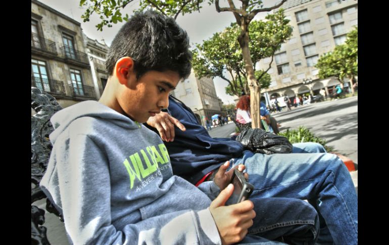 Los padres deben supervisar la información que los hijos publican en redes sociales, así como prevenir la violencia digital. EL INFORMADOR / ARCHIVO