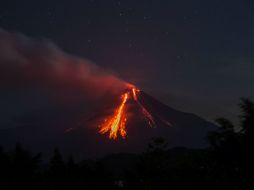 El Volcán El Colima pasó la noche emitiendo continuos flujos piroclásticos por las laderas, informan autoridades. EFE / S. Tapiro