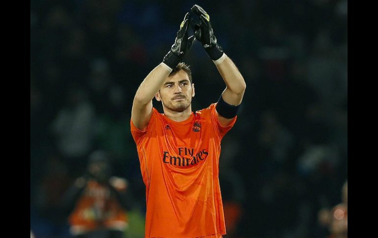 Después de 25 años defendiendo la camiseta del Real Madrid, Iker Casillas dice adiós para comenzar un nuevo ciclo futbolístico. EFE / ARCHIVO