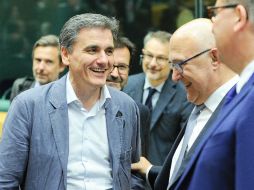 El ministro de Finanzas de Grecia, Euclird Tsakalotos (izq.) es recibido por el ministro de Finanzas francés, Michel Sapin (2do. der.). EFE / EFE/ L. Dubrule