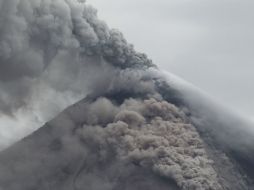 Se recomienda respetar la distancia de exclusión a todo tipo de actividad evitando la presencia en barrancas cercanas al volcán. EFE / U. Ruiz