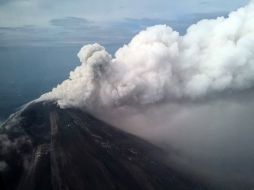 La actividad del volcán se mantiene con constante emisión de material incandescente. AFP /