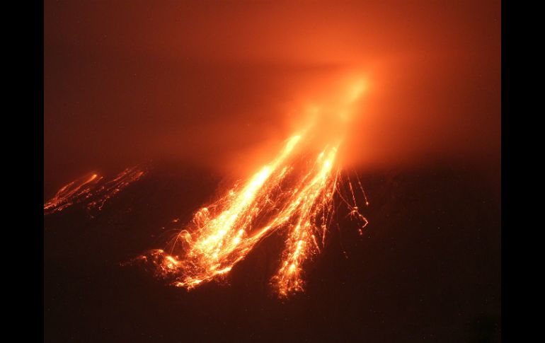 Autoridades han realizado tres sobrevuelos al volcán para monitorear y ver las condiciones físicas del coloso. EFE / U. Ruiz