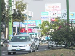 Anuncios. En Guadalajara, el mayor número de espectaculares está la Avenida Lázaro Cárdenas. EL INFORMADOR / A. Hinojosa