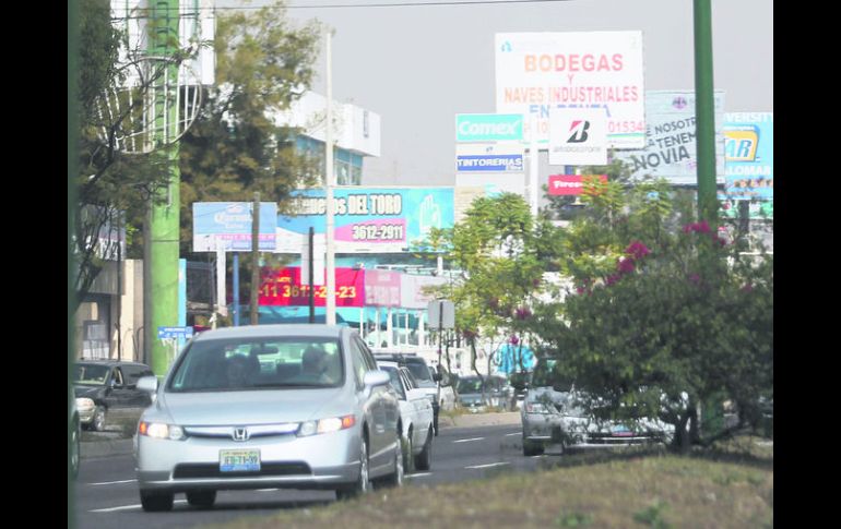 Anuncios. En Guadalajara, el mayor número de espectaculares está la Avenida Lázaro Cárdenas. EL INFORMADOR / A. Hinojosa