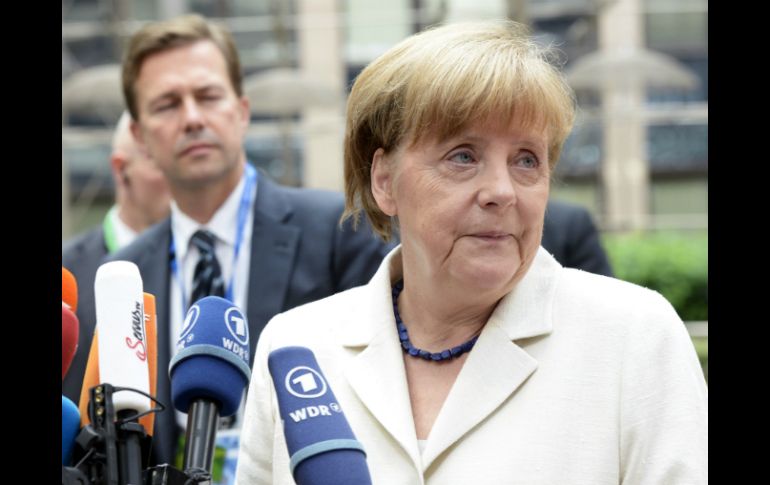 Angela Merkel señaló que examinarán si pueden iniciar negociaciones del programa de rescate europeo. AFP / T. Charlier