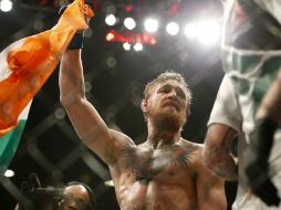 Conor McGregor se arrodilló y rompió en llanto con una bandera irlandesa en las manos. AP / J. Locher