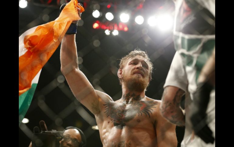 Conor McGregor se arrodilló y rompió en llanto con una bandera irlandesa en las manos. AP / J. Locher