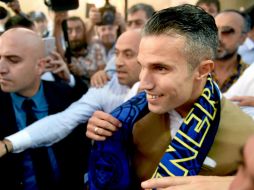 Robin van Persie saludó a quienes lo recibieron en el aeropuerto. AFP / O. Kose