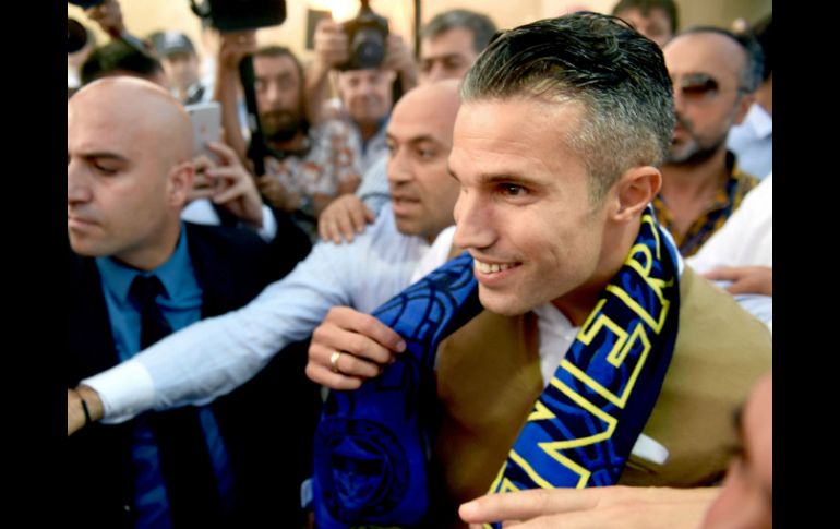 Robin van Persie saludó a quienes lo recibieron en el aeropuerto. AFP / O. Kose