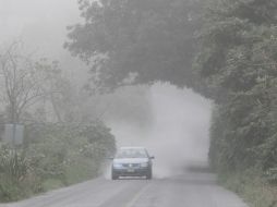 Protección Civil de Jalisco informó que continúa el patrullaje en la zona ya que el conducto principal del volcán sigue abierto. EFE / U. Ruíz