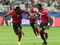 Sheldon Bateau (d) de Trinidad y Tobago celebra su gol ante Cuba con sus compañeros. EFE / G. Williams