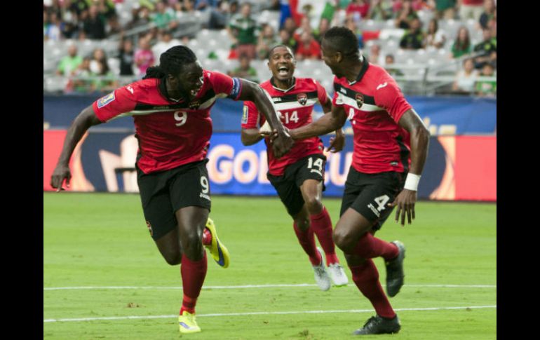 Sheldon Bateau (d) de Trinidad y Tobago celebra su gol ante Cuba con sus compañeros. EFE / G. Williams