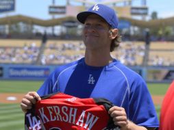 Clayton Kershaw. El lanzador de los Dodgers de Los Ángeles posa con su jersey para el Juego de Estrellas. AP / M. Terrill