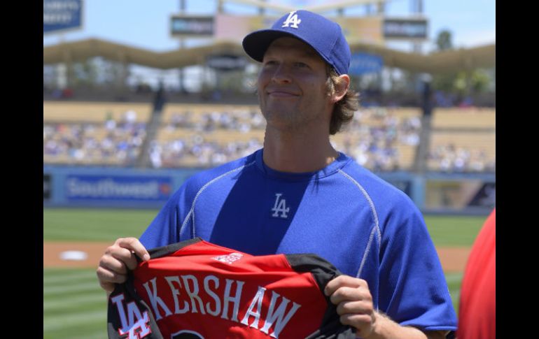 Clayton Kershaw. El lanzador de los Dodgers de Los Ángeles posa con su jersey para el Juego de Estrellas. AP / M. Terrill