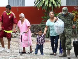 Habitantes de la comunidad de Yerbabuena y La Becerrera han sido evacuadas a refugios por la actividad del Volcán El Colima. EFE / U. Ruiz