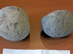 Se trata de dos piedras de dos mil años de antigüedad empleadas para ser arrojadas por ondas o ballesta. EFE /