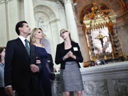 Enrique Peña Nieto (i), junto a su esposa, Angélica Rivera (c), durante su visita al Hotel de los Inválidos en París, Francia. EFE / T. Camus