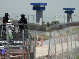 Una patrulla de la Policía Federal vigila la periferia del penal del Altiplano, lugar del que escapó ''El Chapo'' Guzmán. AFP / A. Estrella