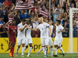 Michael Bradley (centro) es felicitado por sus compañeros tras conseguir el gol del empate ante Panamá. AFP /  M. Thomas