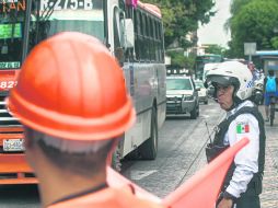 Bandereros y agentes viales colaboraron para agilizar el tránsito durante el primer día hábil luego del cierre de Avenida Alcalde. EL INFORMADOR / A. Camacho