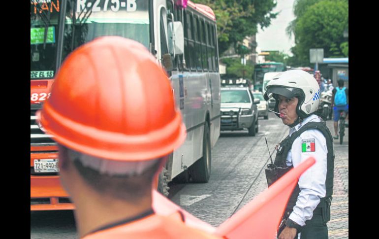 Bandereros y agentes viales colaboraron para agilizar el tránsito durante el primer día hábil luego del cierre de Avenida Alcalde. EL INFORMADOR / A. Camacho