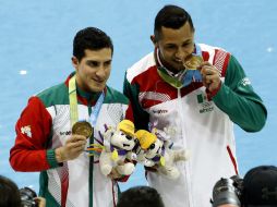 Rommel Pacheco y Jahir Ocampo posan tras ganar la medalla de oro en sincronizados desde el trampolín de tres metros. EFE / J. Etxezarreta