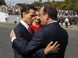 El presidente francés, François Hollande (d), saluda a su homólogo mexicano, Enrique Peña Nieto (i), y a su esposa, Angélica Rivera. EFE / P. Rossignol