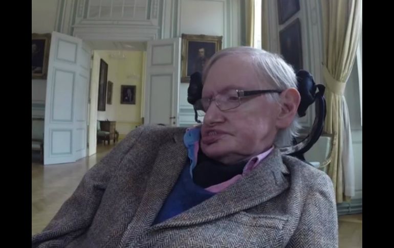 'Me gustaría felicitar al equipo de New Horizons de la NASA por su histórico sobrevuelo', dice Hawking. FACEBOOK / Stephen Hawking