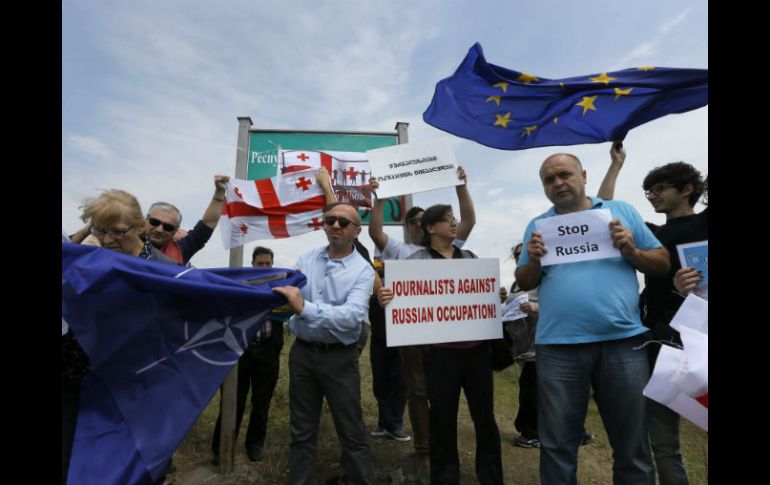 Un pequeño grupo de periodistas georgianos protestan en el pueblo Osetia del Sur en contra de la 'ocupación rusa'. EFE / Z. Kurtsikidze