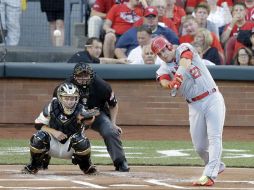 Mike Trout, nombrado el Más Valioso, conecta la bola apenas en el cuarto lanzamiento al plato para conseguir jonrón. AP / M. Keating