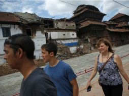 Unos turistas caminan en Katmandú. Sherpa, ministro de Turismo, asegura que sólo el 15 por ciento del país sigue afectado. AP / N. Shrestha