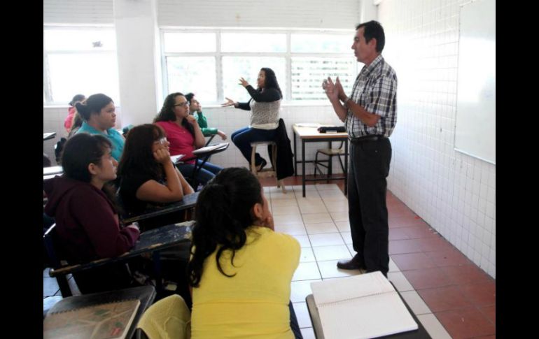 Con el modelo bilingüe-bicultural, sordos y oyentes aprenden unos de otros. ESPECIAL / udg.mx