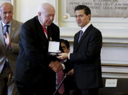 Enrique Peña Nieto (d), recibe la medalla de la ciudad de manos del alcalde de Marsella, Jean Claude Gaudin. EFE / A. Jerocki